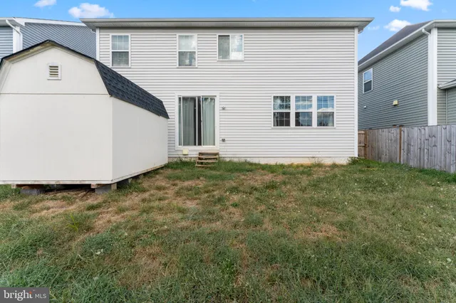 a view of a house with backyard