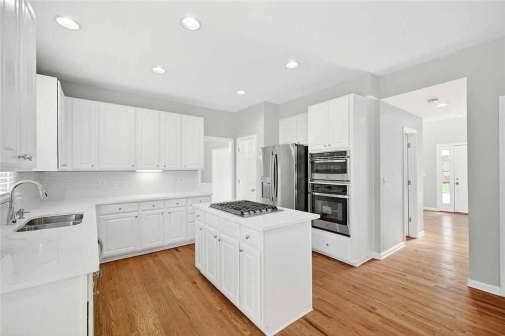 641 Olde Ivy Way Stone Mountain, GA 30087 - Photo 5 of 40 a kitchen with a sink stove and refrigerator