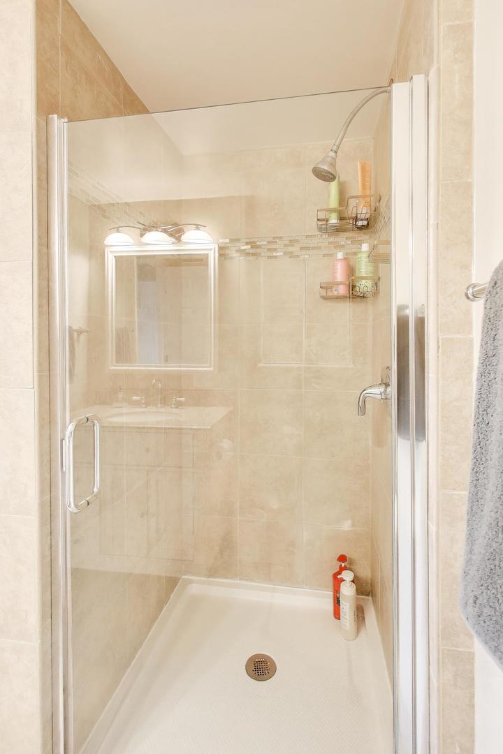 906 Hickory Lane Naperville, IL 60540 - Photo 24 of 30 a bathroom with a bathtub