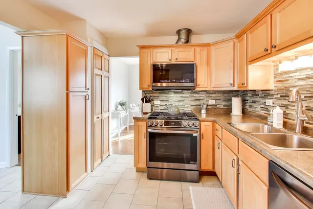 $495,000 | 906 Hickory Lane, Naperville, IL 60540