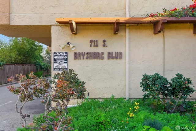 a view of a entrance gate of the house
