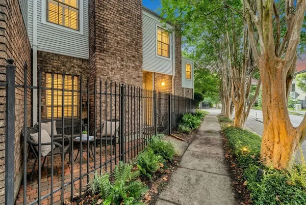 $350,000 | 2113 Waugh Drive, Houston, TX 77006