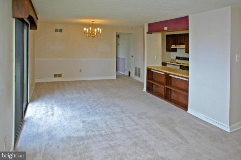 19617 Gunners Branch Road, Unit L Germantown, MD 20876 - Photo 3 of 10 Living Room/Dining Room