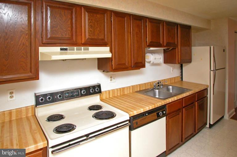 19617 Gunners Branch Road, Unit L Germantown, MD 20876 - Photo 5 of 10 Kitchen