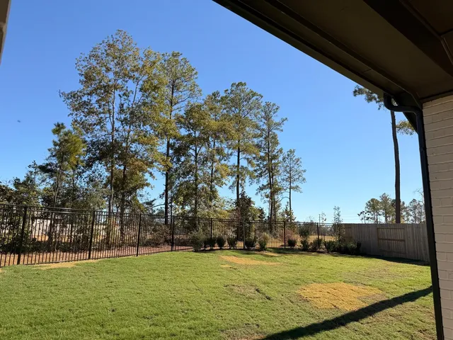 a view of a house with backyard and garden