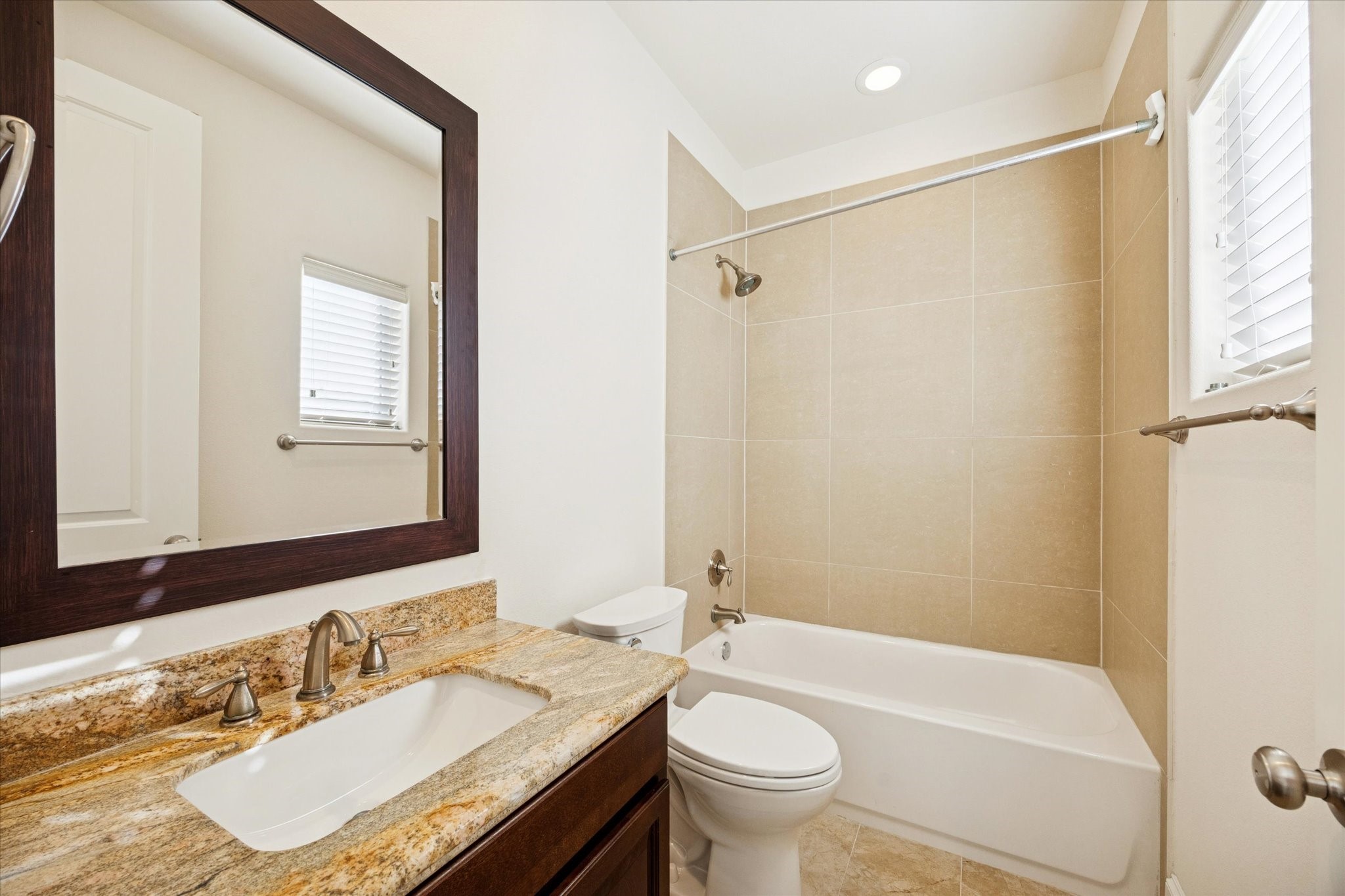 9682 Knight Road Houston, TX 77045 - Photo 13 of 19 BATHROOM II - En-suite bathroom with ample natural light.