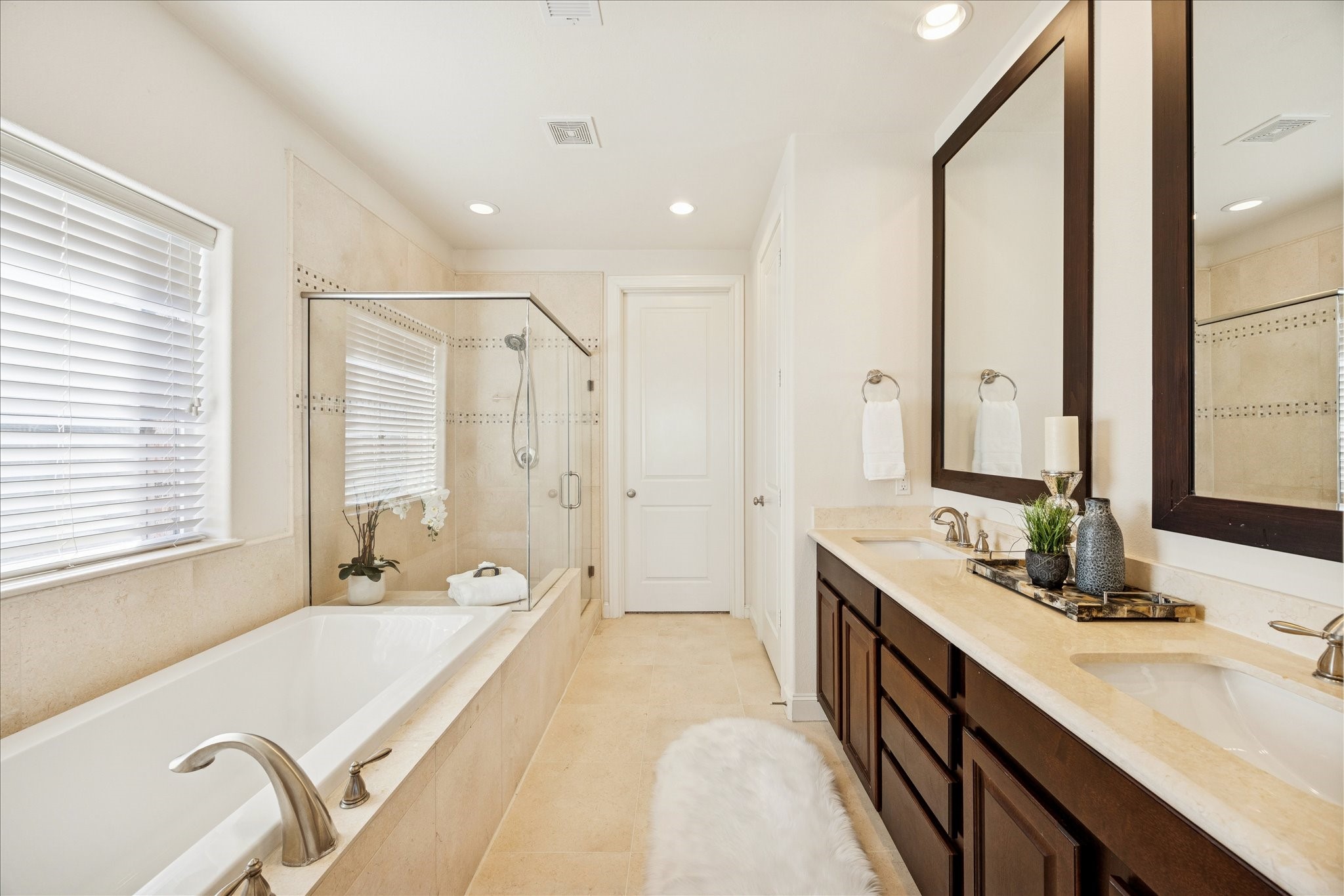 9682 Knight Road Houston, TX 77045 - Photo 9 of 19 PRIMARY BATH - Spa-like primary bath includes double sinks, large soaking tub and separate walk-in shower.