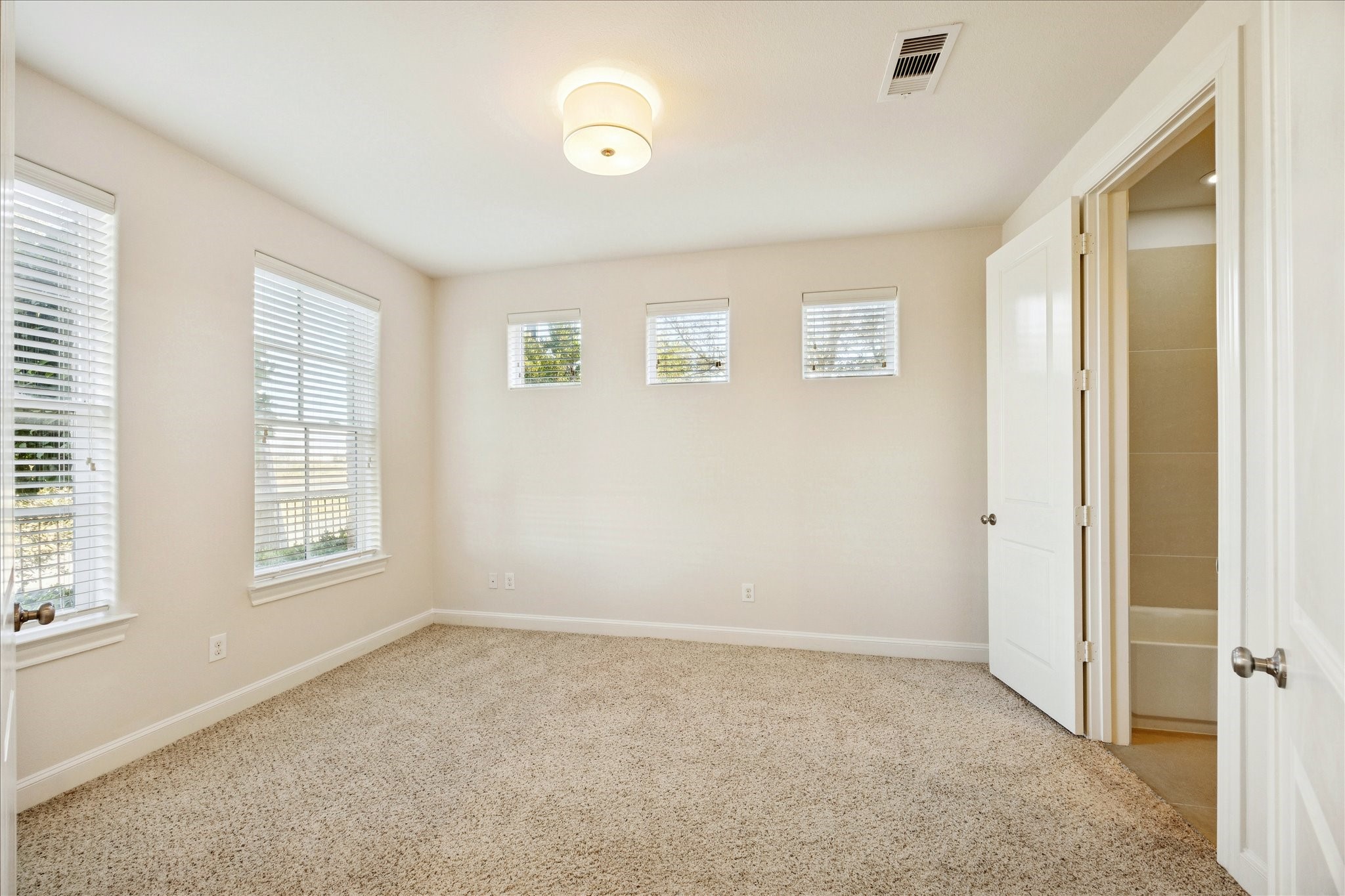 9682 Knight Road Houston, TX 77045 - Photo 10 of 19 BEDROOM I - First floor bedroom with en-suite bath.