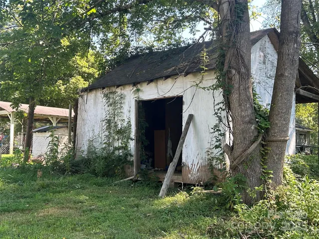 a view of a back yard of the house