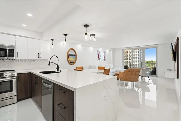 $3,990 | 5701 Collins Avenue, Unit 503, Miami Beach, FL 33140