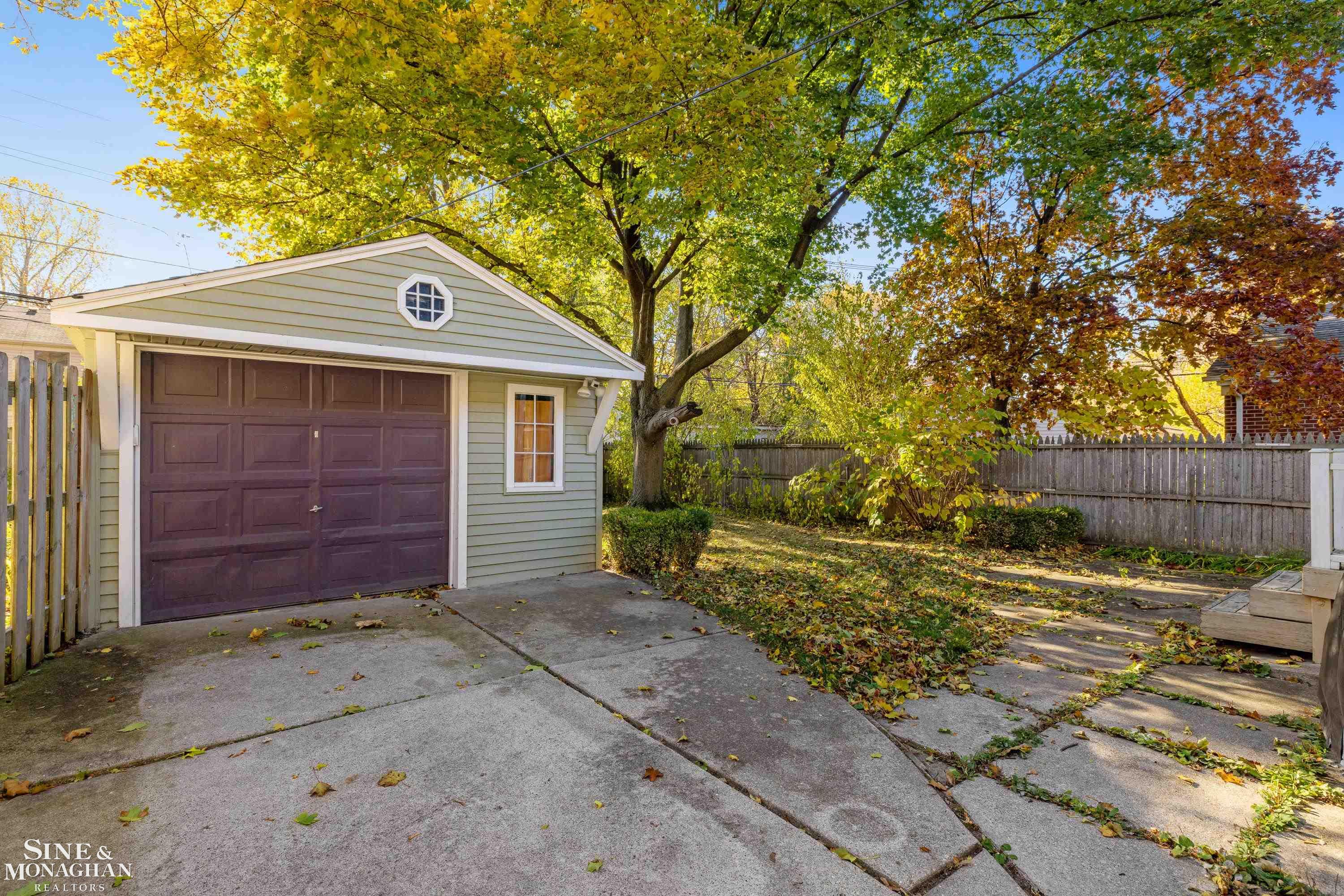 2073 Hampton Road Grosse Pointe Woods, MI 48236 - Photo 30 of 39