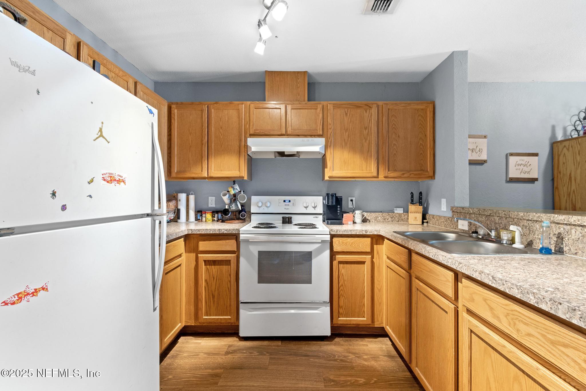 113 Oceangate Drive Atlantic Beach, FL 32233 - Photo 3 of 27 DSC_0010