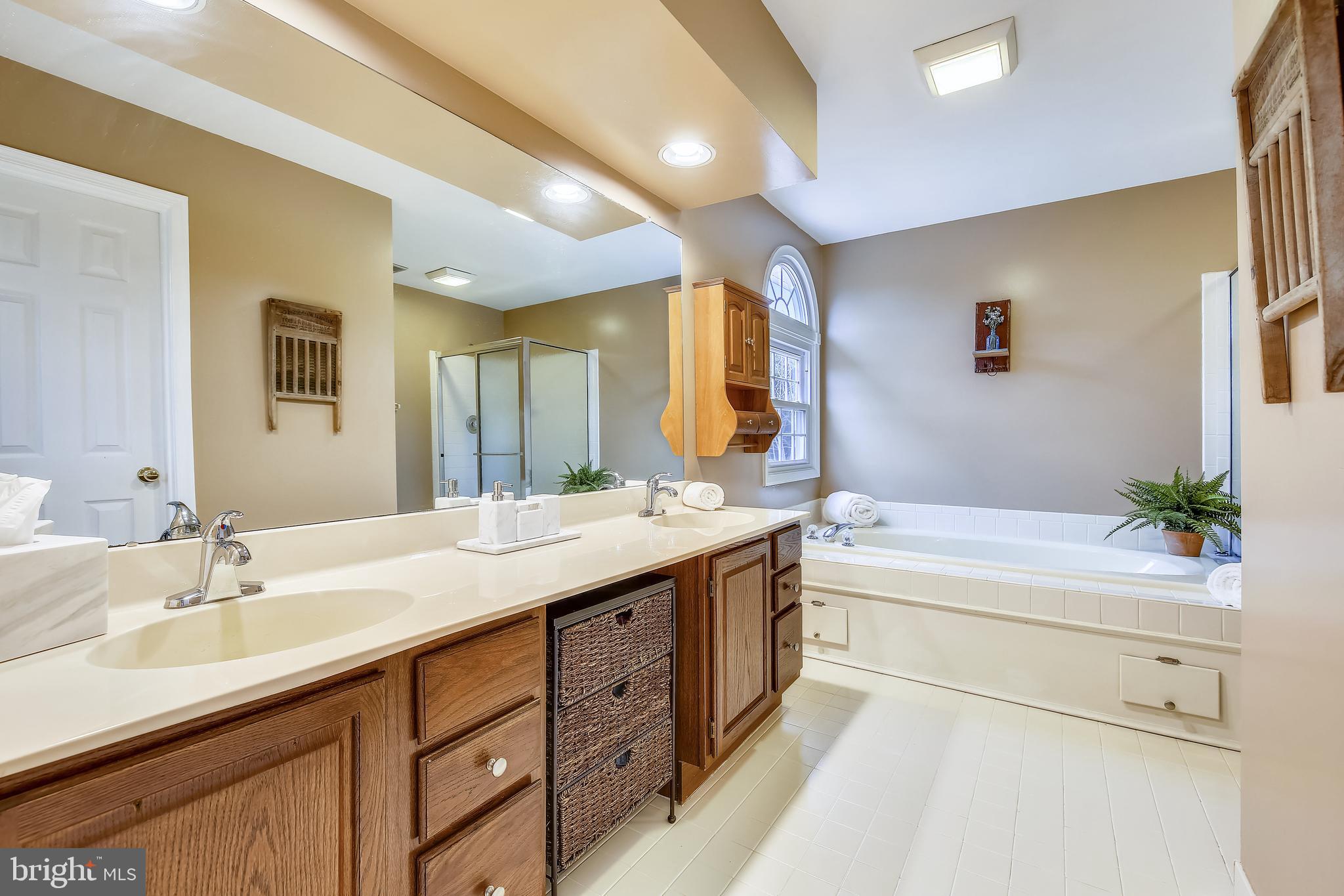 17024 Spates Hill Road Poolesville, MD 20837 - Photo 29 of 83 Master 4 piece Bath
