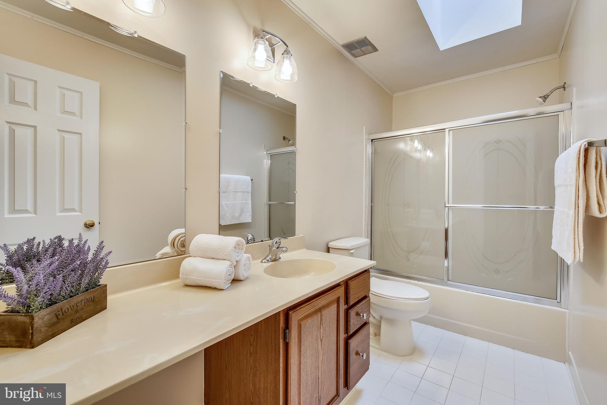 17024 Spates Hill Road Poolesville, MD 20837 - Photo 36 of 83 Full Hall Bath