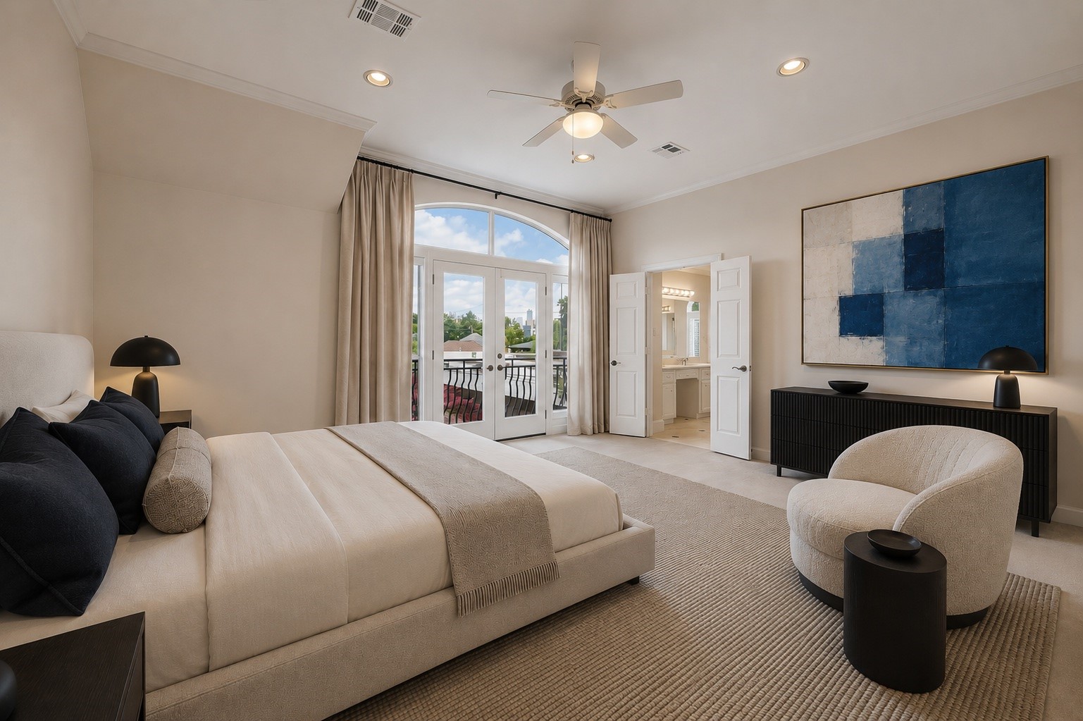1119 Banks Street Houston, TX 77006 - Photo 19 of 27 Virtually Staged Primary Suite