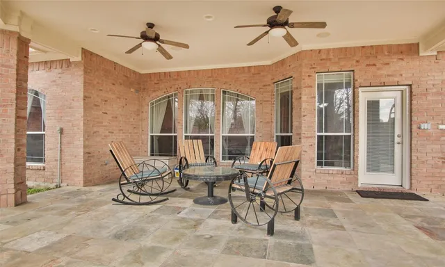 a view of a house with backyard