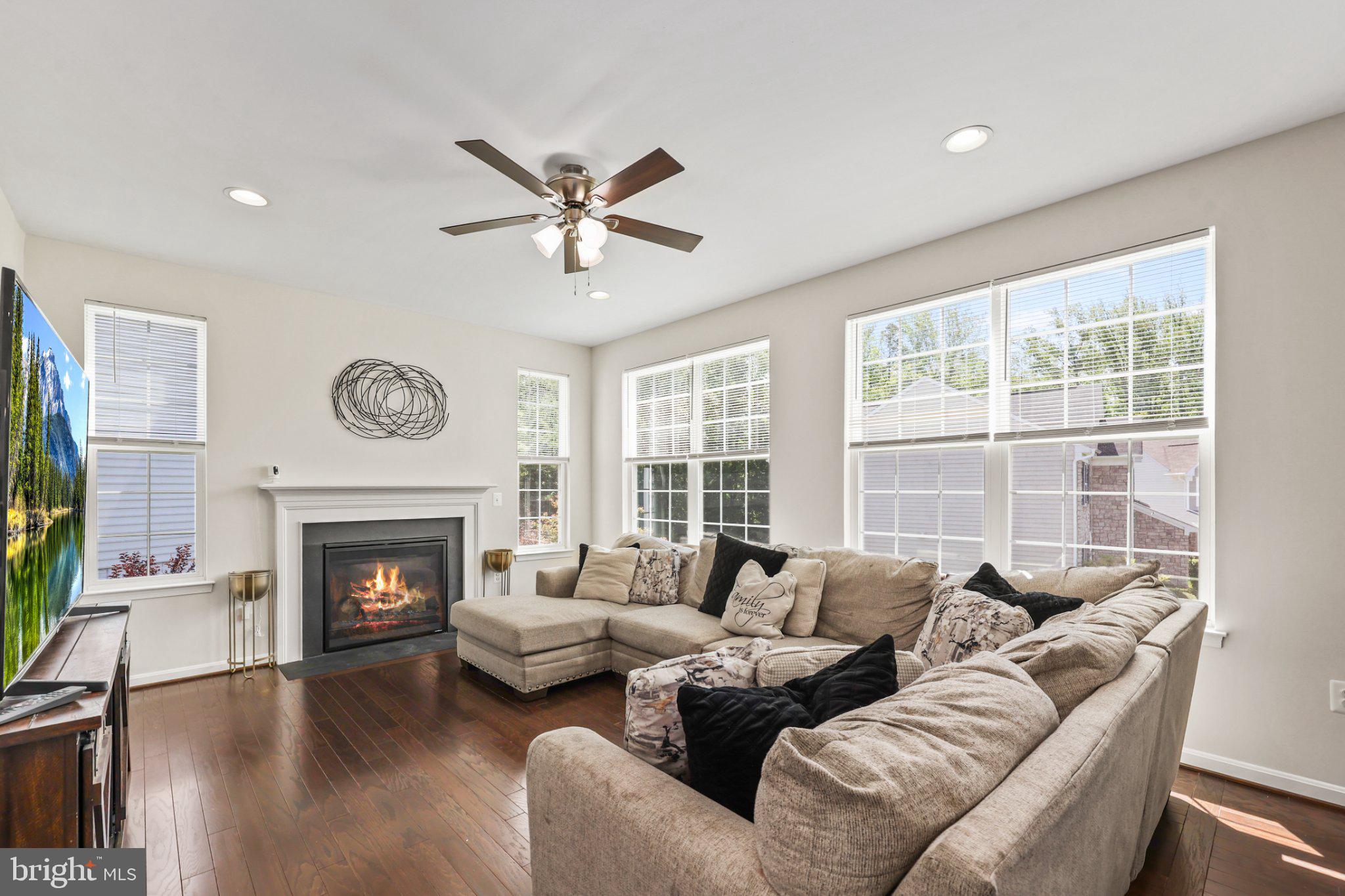 16183 Raptor Crest Lane Woodbridge, VA 22193 - Photo 14 of 51 Bright and inviting living space.