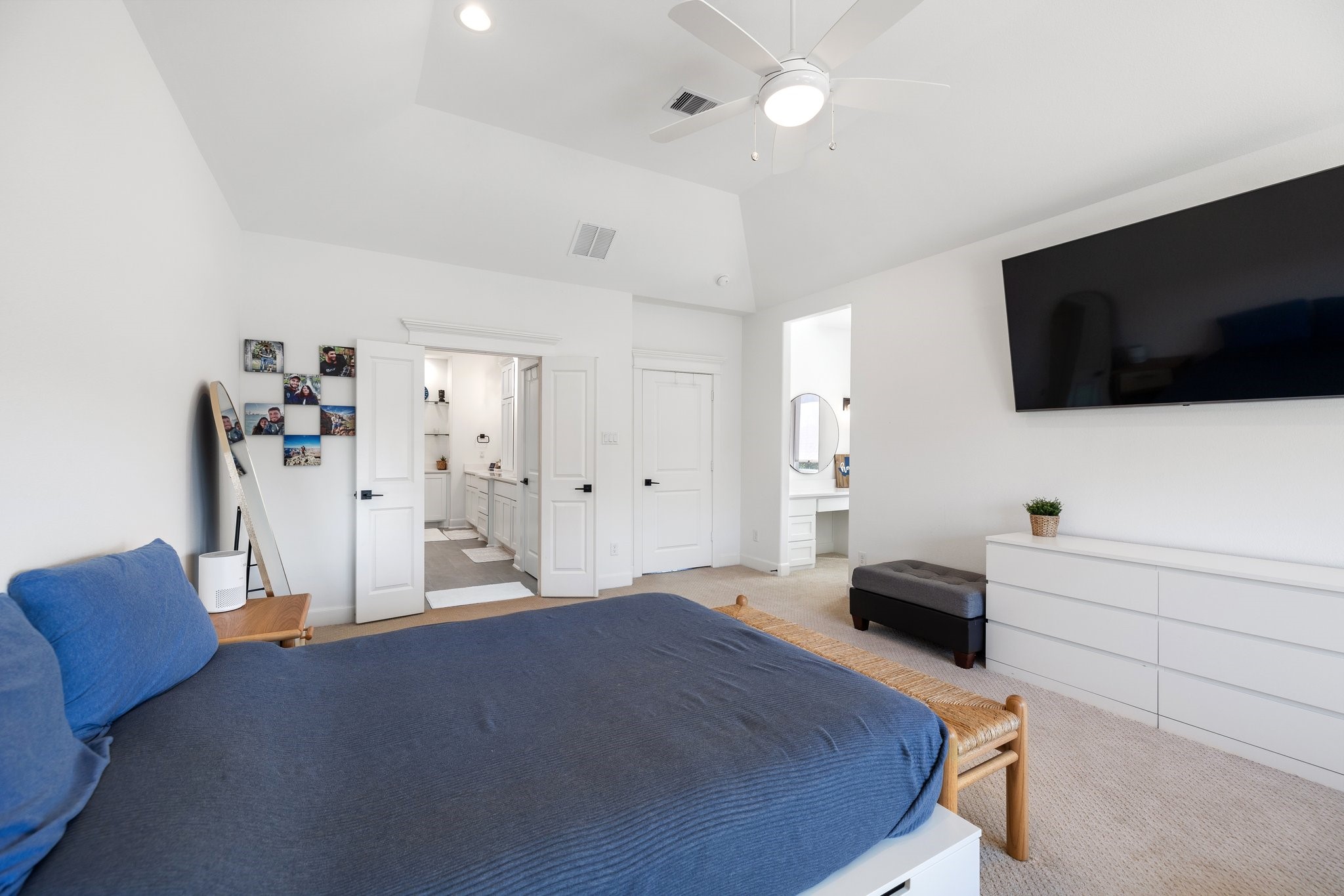 817 West 19th Street Houston, TX 77008 - Photo 14 of 24 a spacious bedroom with a bed and a flat screen tv