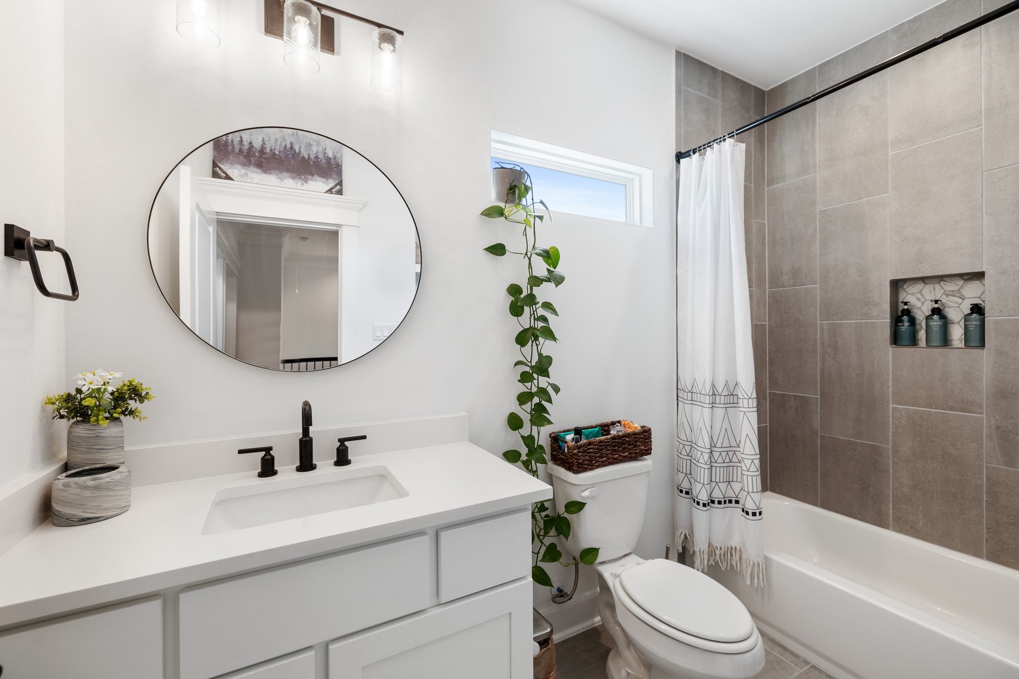 817 West 19th Street Houston, TX 77008 - Photo 20 of 24 a bath room with a toilet a sink and a mirror