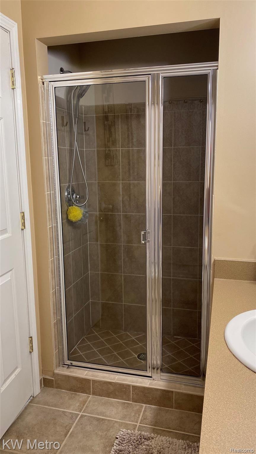 45568 Rathmore Drive Macomb, MI 48044 - Photo 14 of 20 Master shower