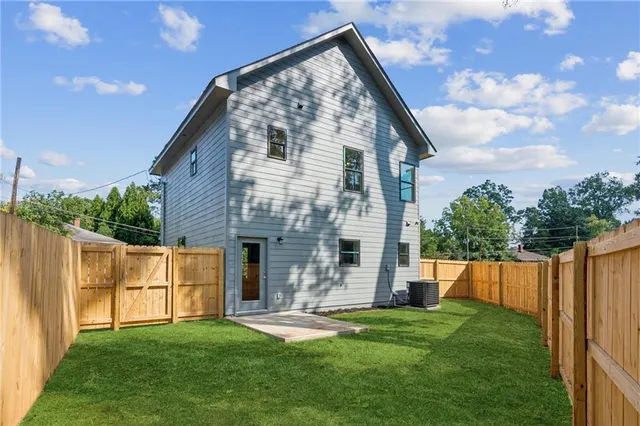 a view of a backyard