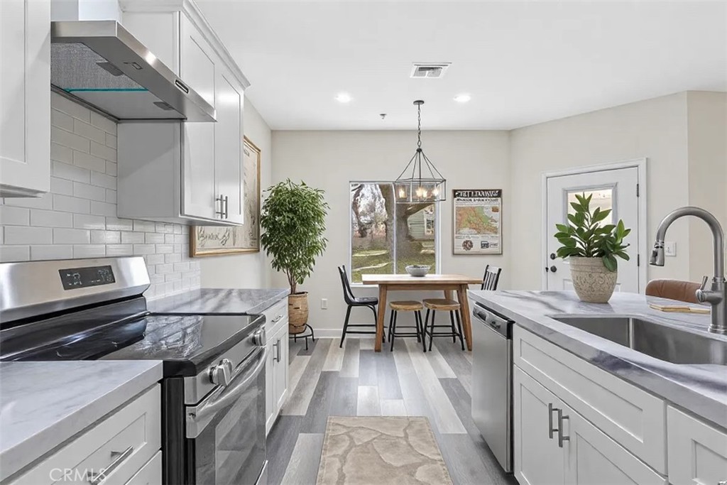 28551 Delaware Drive Tehachapi, CA 93561 - Photo 12 of 34 a kitchen with a table and chairs in it