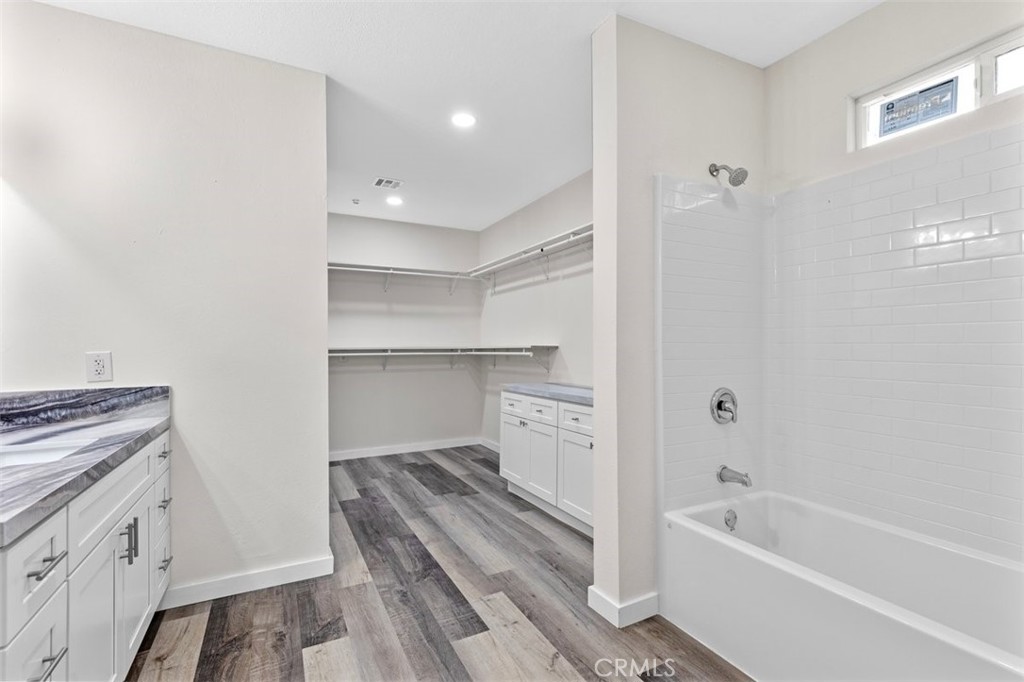 28551 Delaware Drive Tehachapi, CA 93561 - Photo 27 of 34 a bathroom with a bathtub and a sink