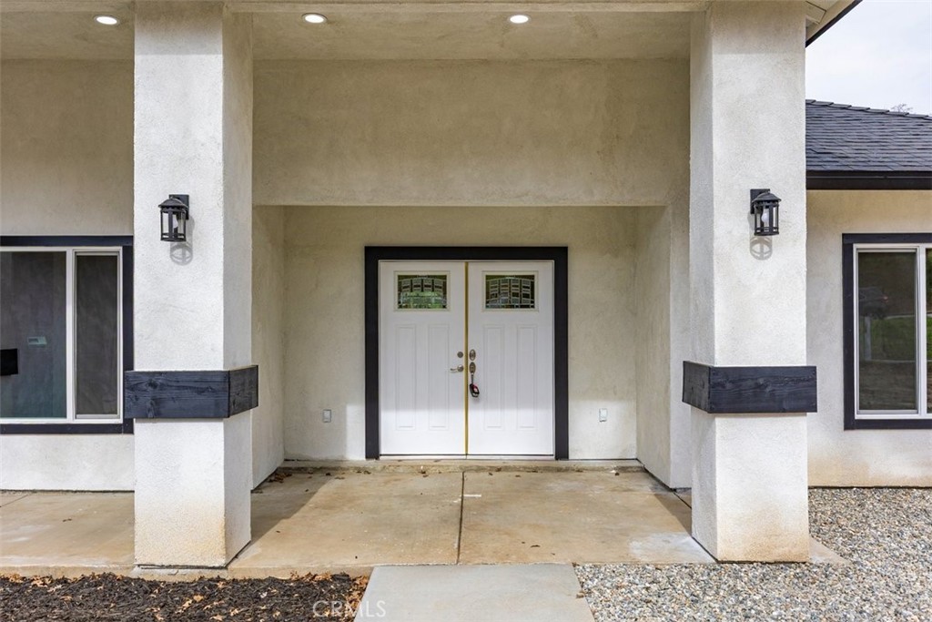 28551 Delaware Drive Tehachapi, CA 93561 - Photo 3 of 34 a view of an entryway of the house