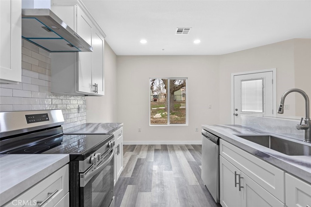 28551 Delaware Drive Tehachapi, CA 93561 - Photo 10 of 34 a kitchen that has a sink and a stove