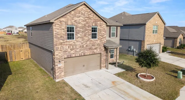 a view of a house with backyard