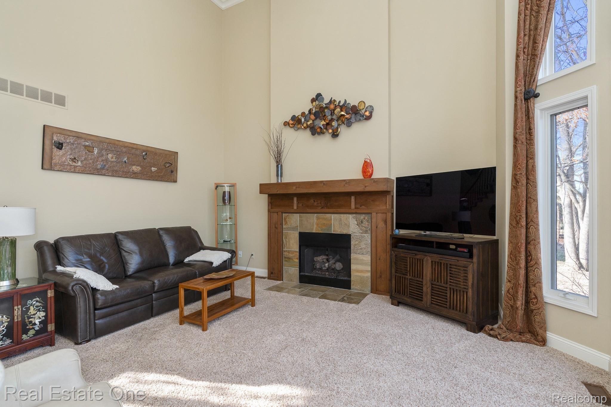 420 Roundview Drive Rochester, MI 48307 - Photo 6 of 49 Roundview MLS-W009.jpg