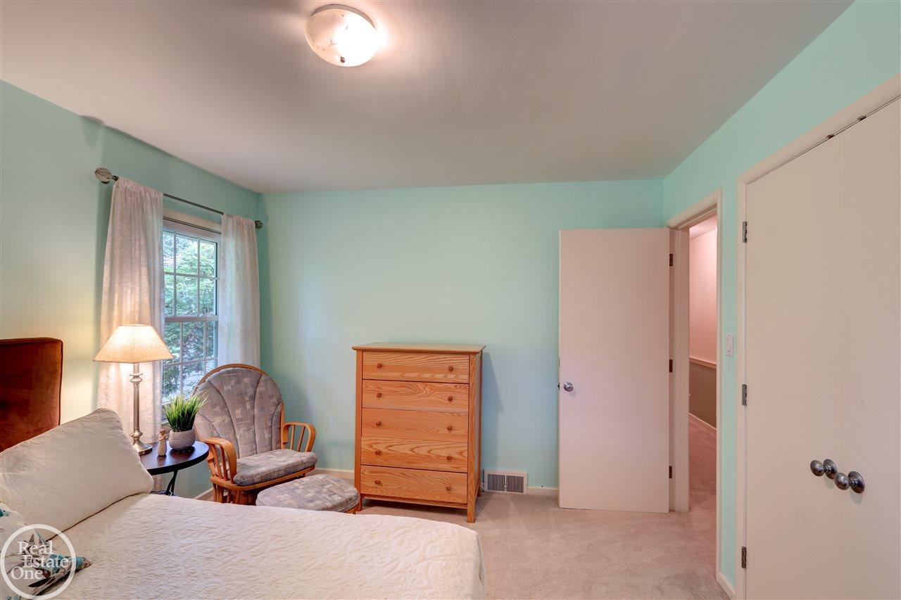 1160 South Renaud Road Grosse Pointe, MI 48236 - Photo 38 of 48 31360469-37.JPG