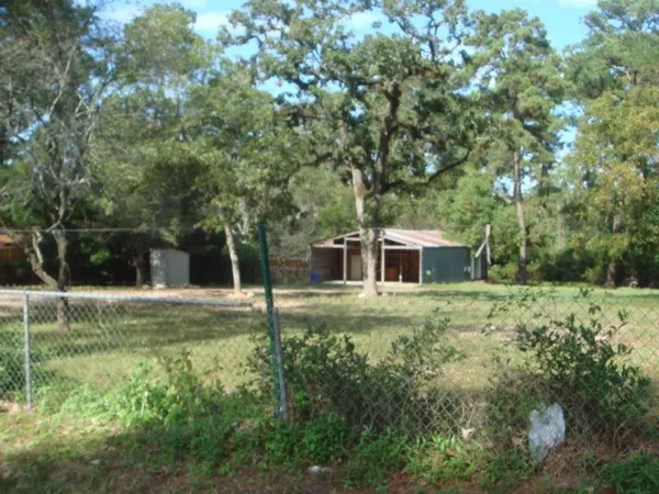 a house view with swimming pool