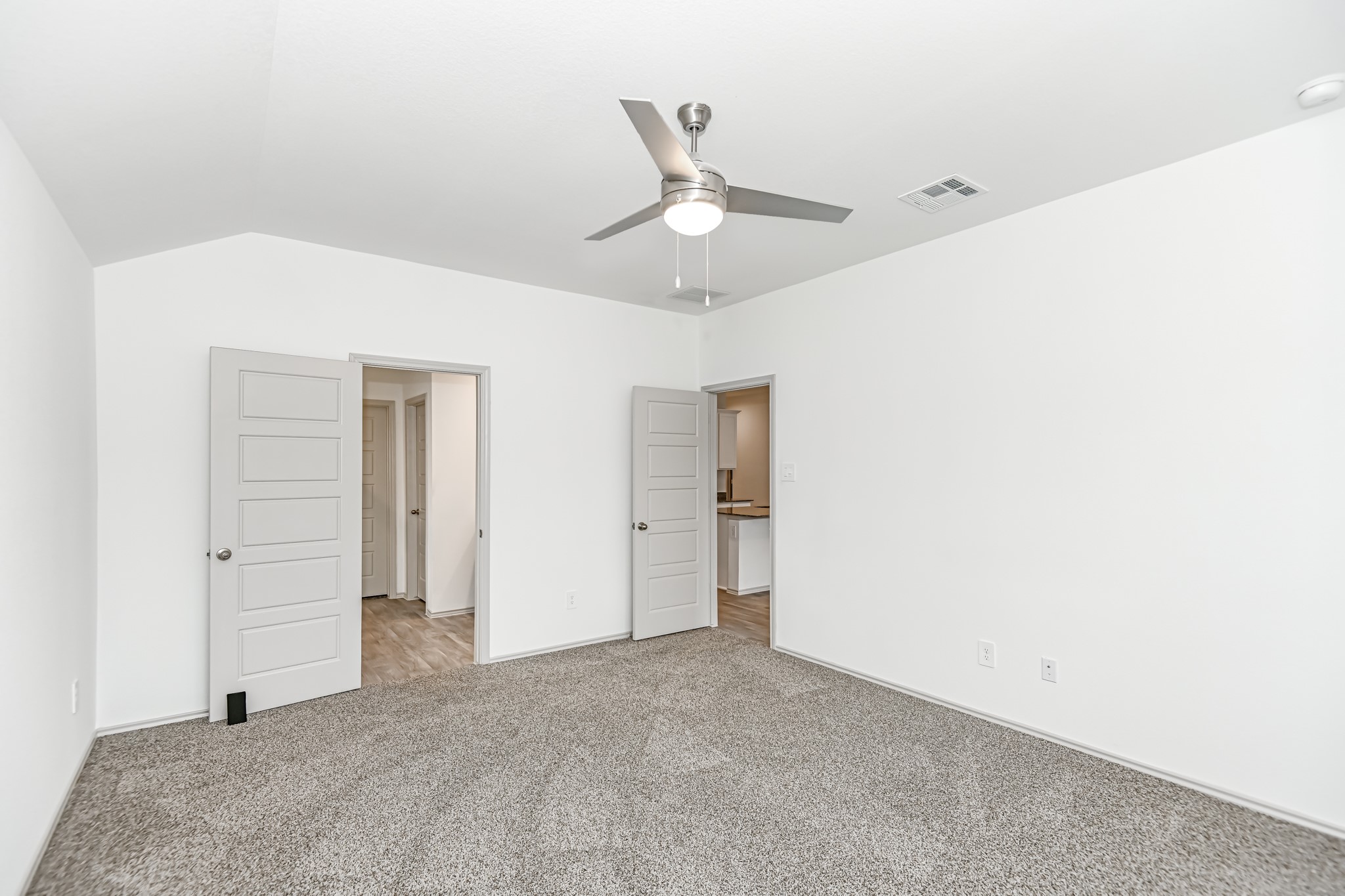 555 Hunter Grove Lane China, TX 77613 - Photo 15 of 21 an empty room with closet and a ceiling fan