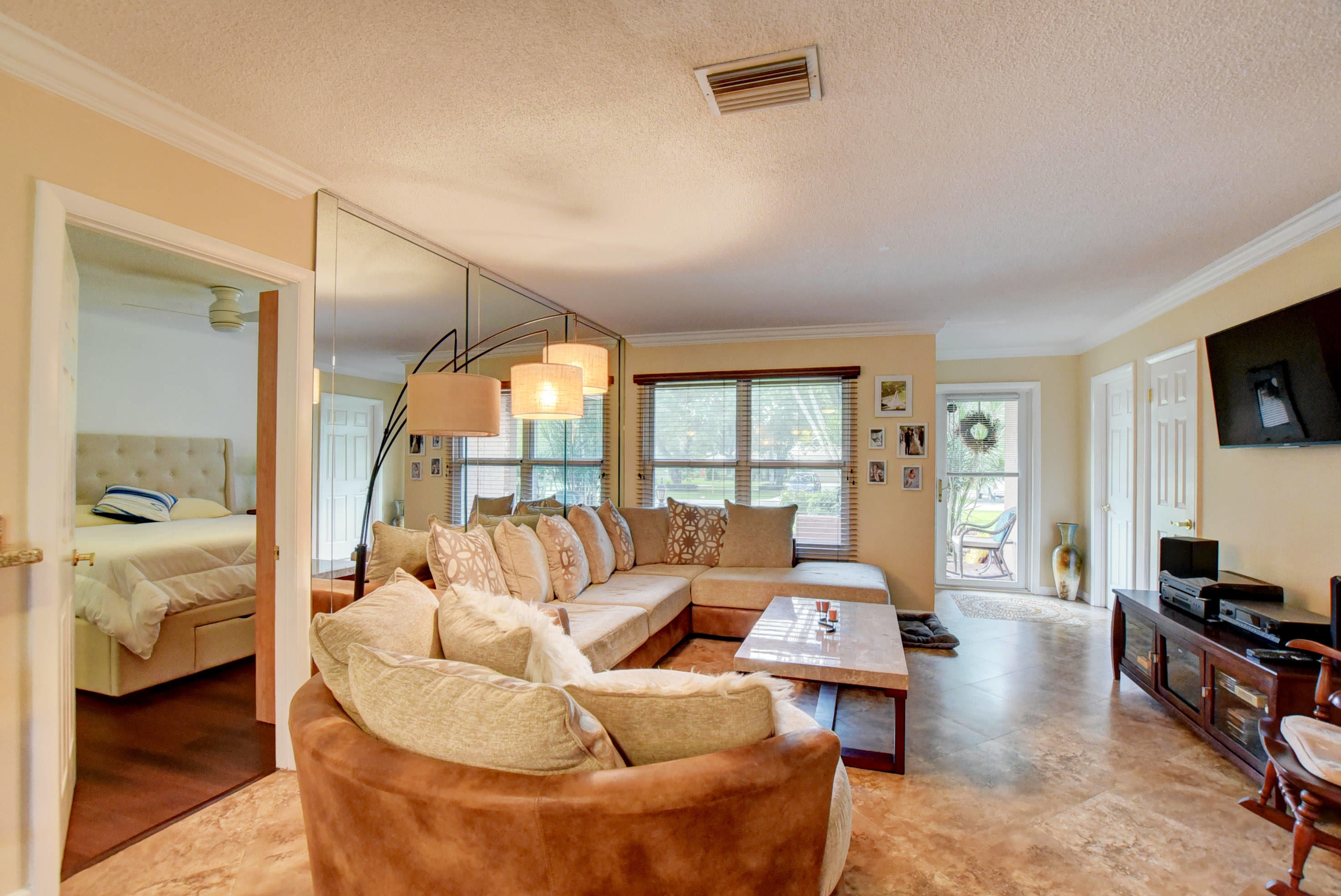 4060 Northwest 5th Avenue Boca Raton, FL 33431 - Photo 5 of 31 Living Room