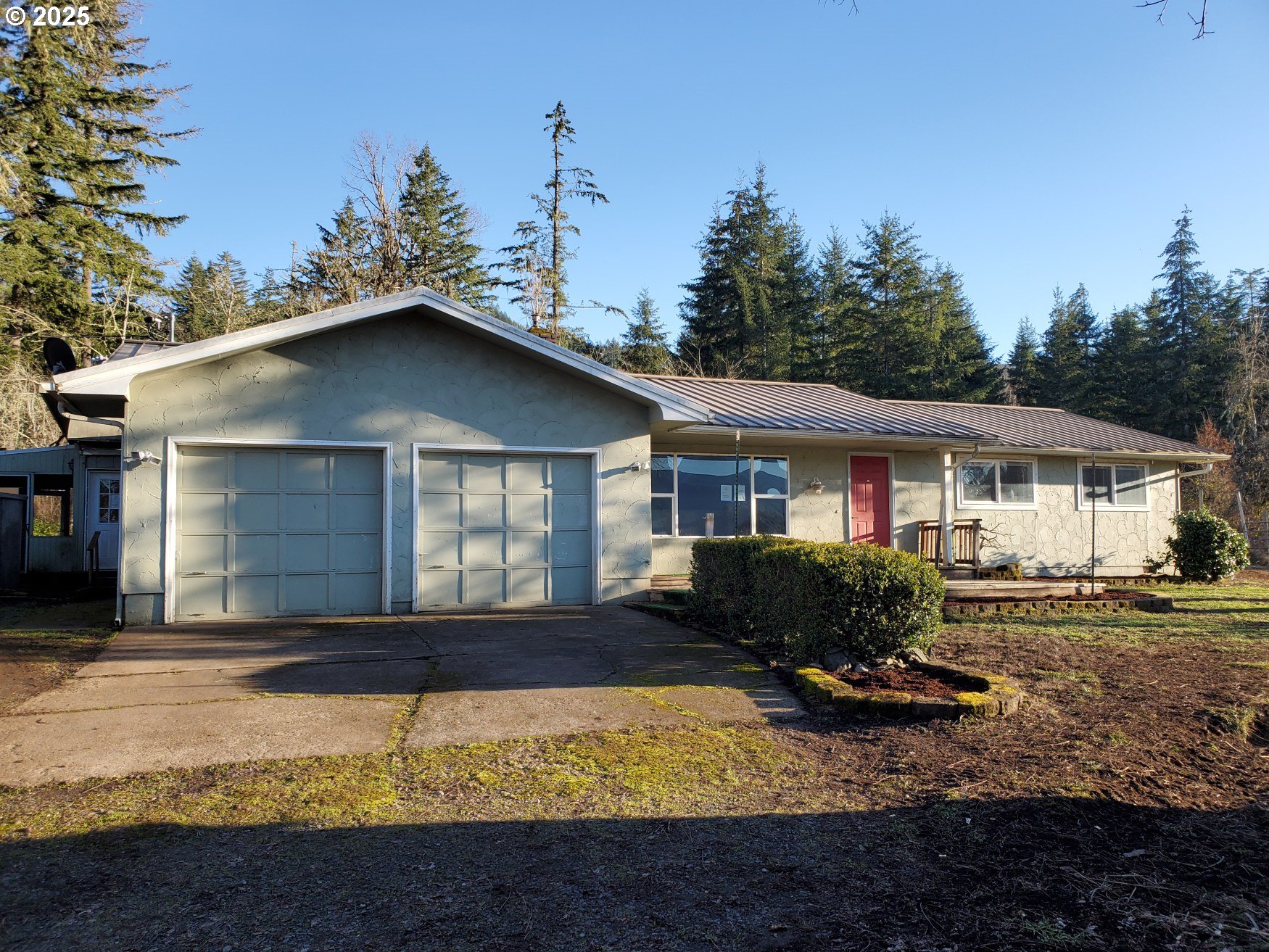 37186 Tree Farm Road Springfield, OR 97478 - Photo 1 of 37 a front view of a house with garden