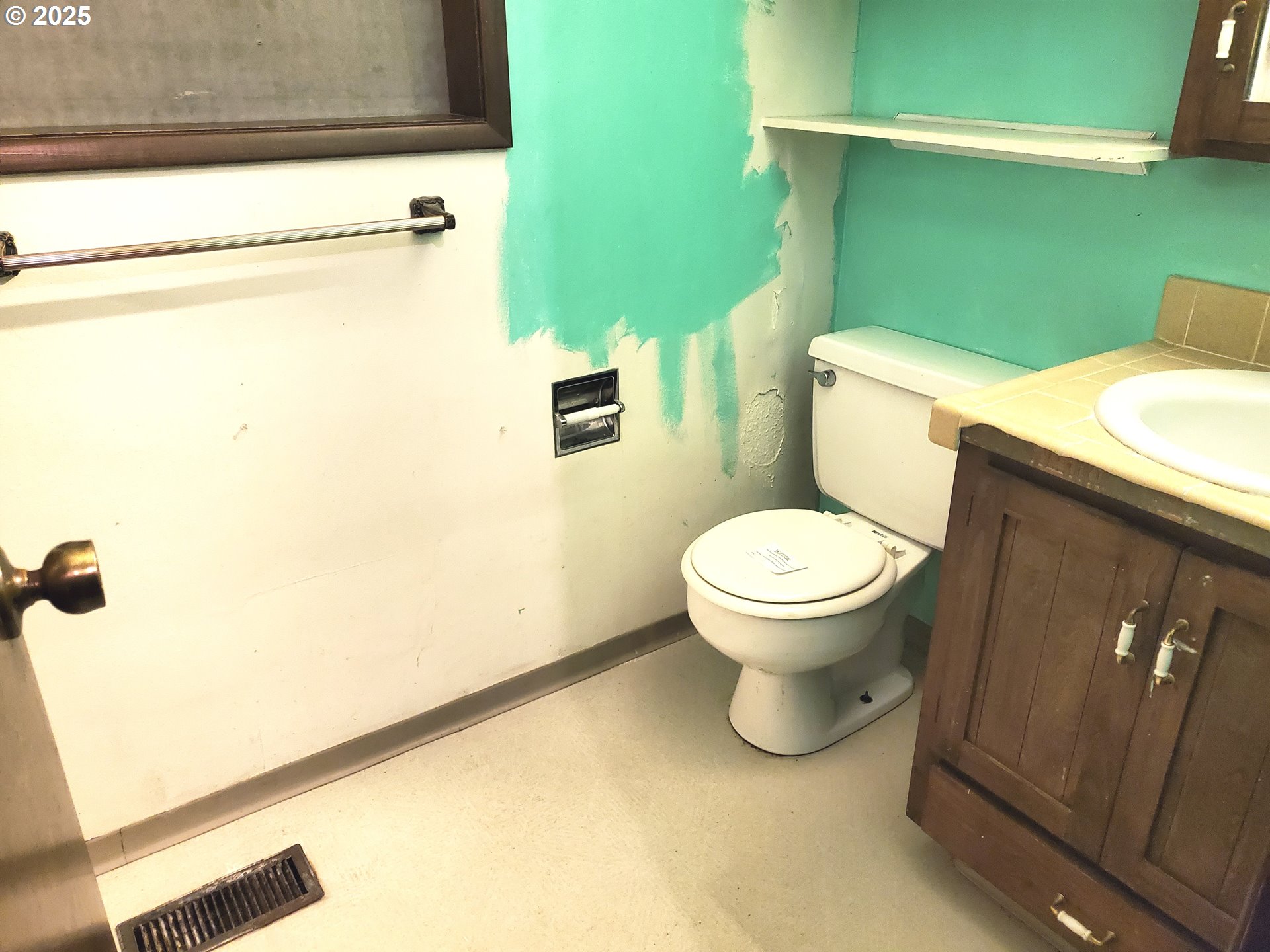 37186 Tree Farm Road Springfield, OR 97478 - Photo 18 of 37 a bathroom with a toilet and a sink