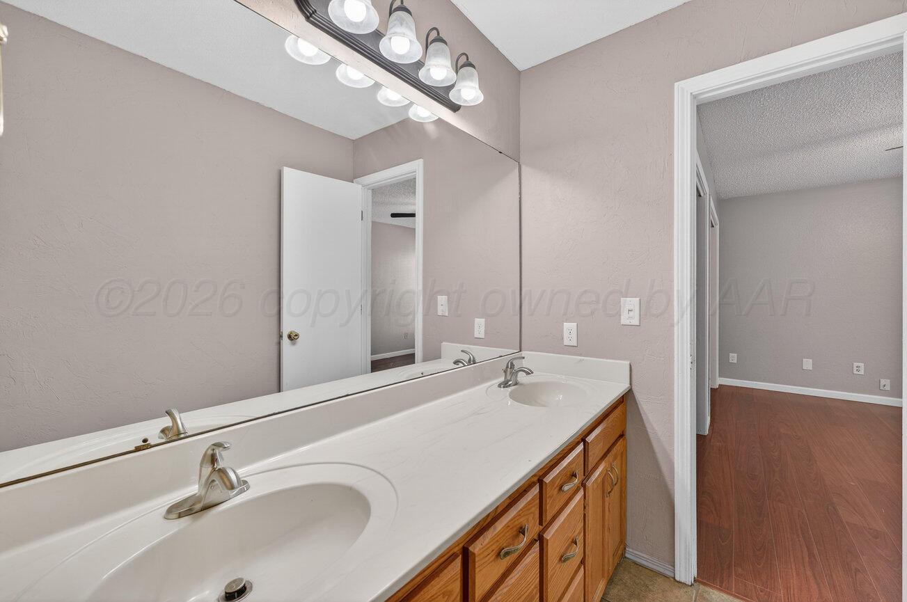 7009 Benwood Square Amarillo, TX 79109 - Photo 15 of 29 Master Bathroom