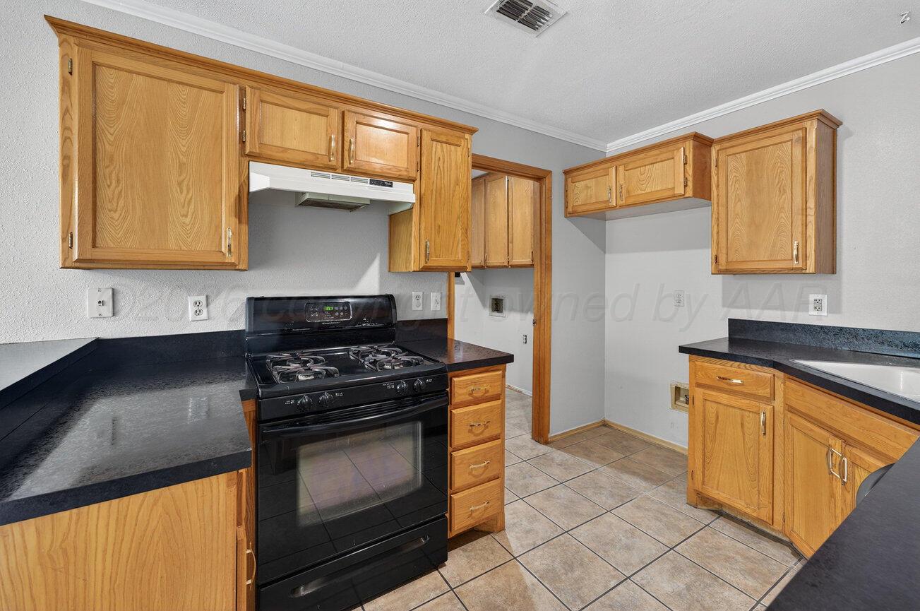7009 Benwood Square Amarillo, TX 79109 - Photo 8 of 29 Kitchen