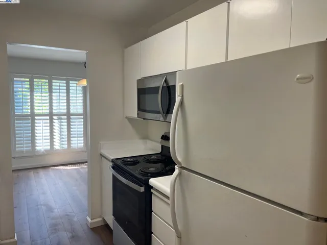 $2,650 | 350 North Civic Drive, Unit 402, Walnut Creek, CA 94596