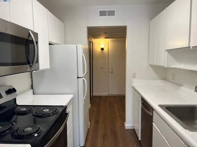 $2,650 | 350 North Civic Drive, Unit 402, Walnut Creek, CA 94596