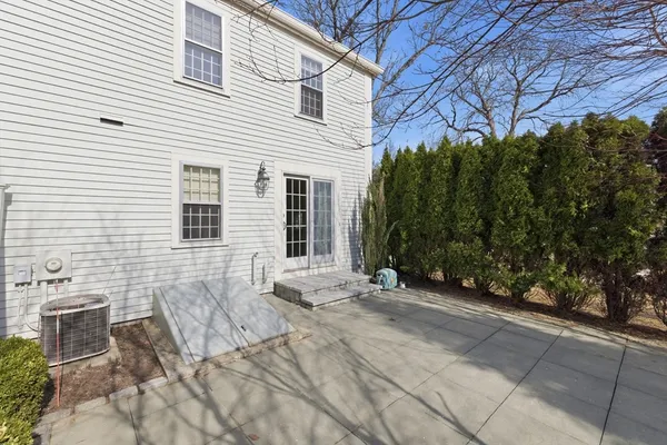 a view of a house with backyard and garden