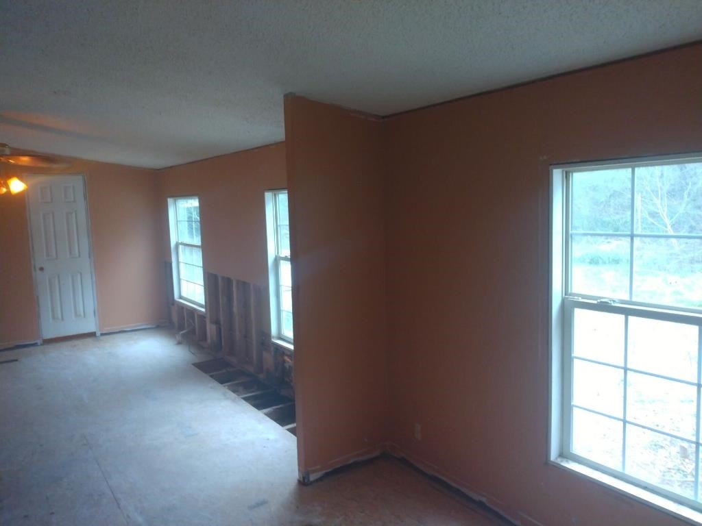 2279 Juno Bargerton Road Lexington, TN 38351 - Photo 4 of 6 an empty room with windows and closet