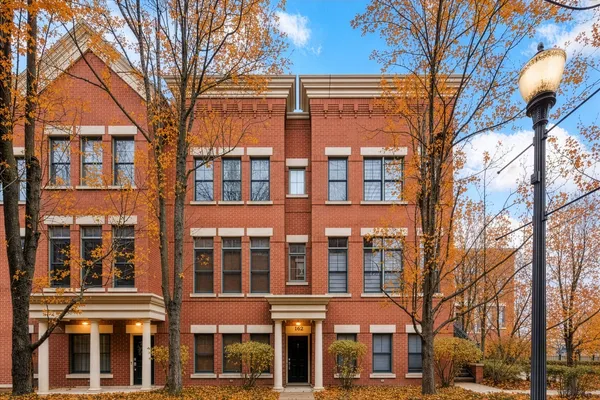 $2,700 | 162 Festival Court, Elgin, IL 60120