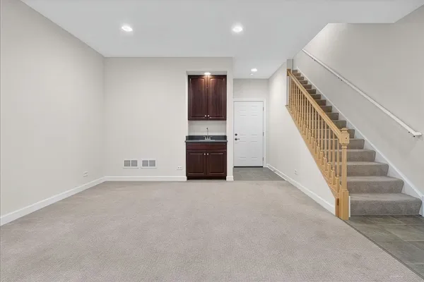 $2,700 | 162 Festival Court, Elgin, IL 60120