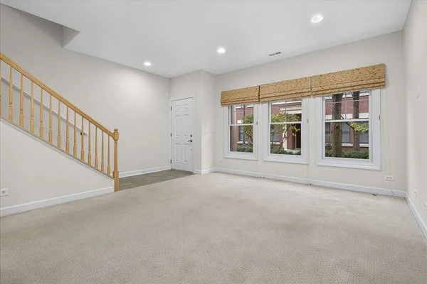 $2,700 | 162 Festival Court, Elgin, IL 60120