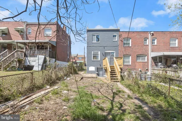 a view of a backyard with brick wall