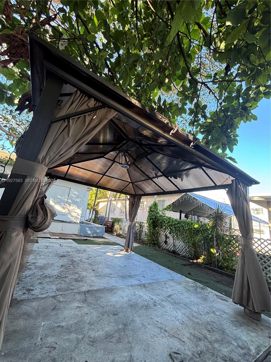 568 Southwest 3rd Street, Unit LEFT 566 Miami, FL 33130 - Photo 16 of 17 a view of a backyard