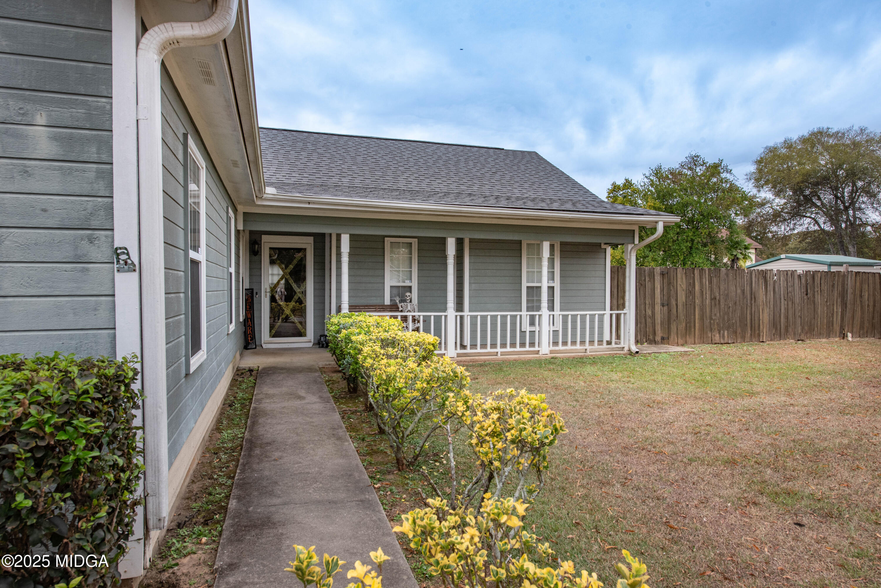 111 Oak Ridge Drive Warner Robins, GA 31093 - Photo 2 of 25 a view of a house with backyard and garden