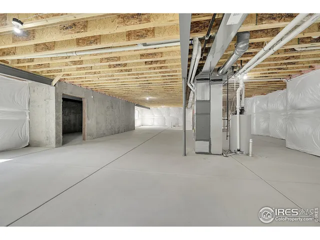 a view of entryway with an empty room